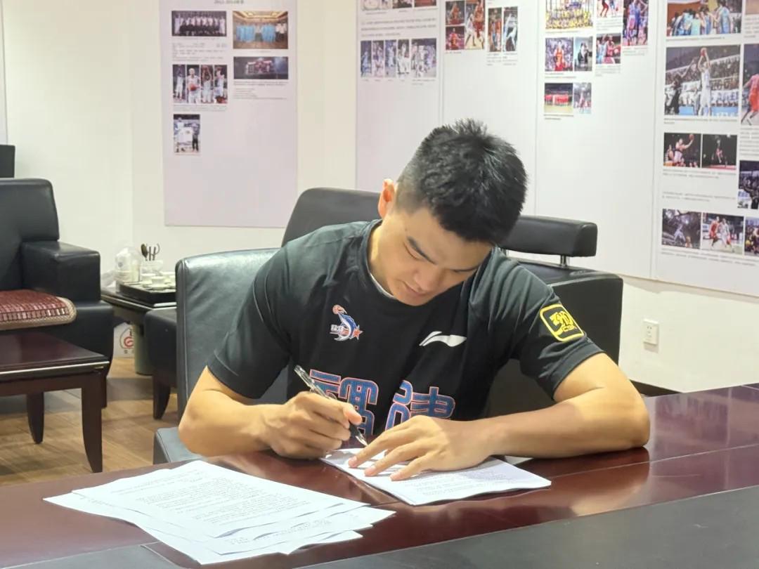 官方：福建男篮与后卫黎伊扬完成续约